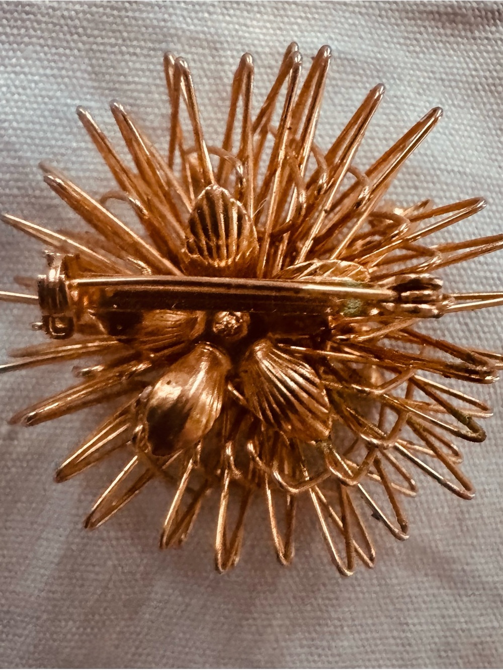 Rare Vintage Gold tone Sputnik brooch with rare coloured stones - Picture 3 of 10